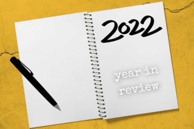 Digitale journal met pen en tekst '2022: year in review' als tekst