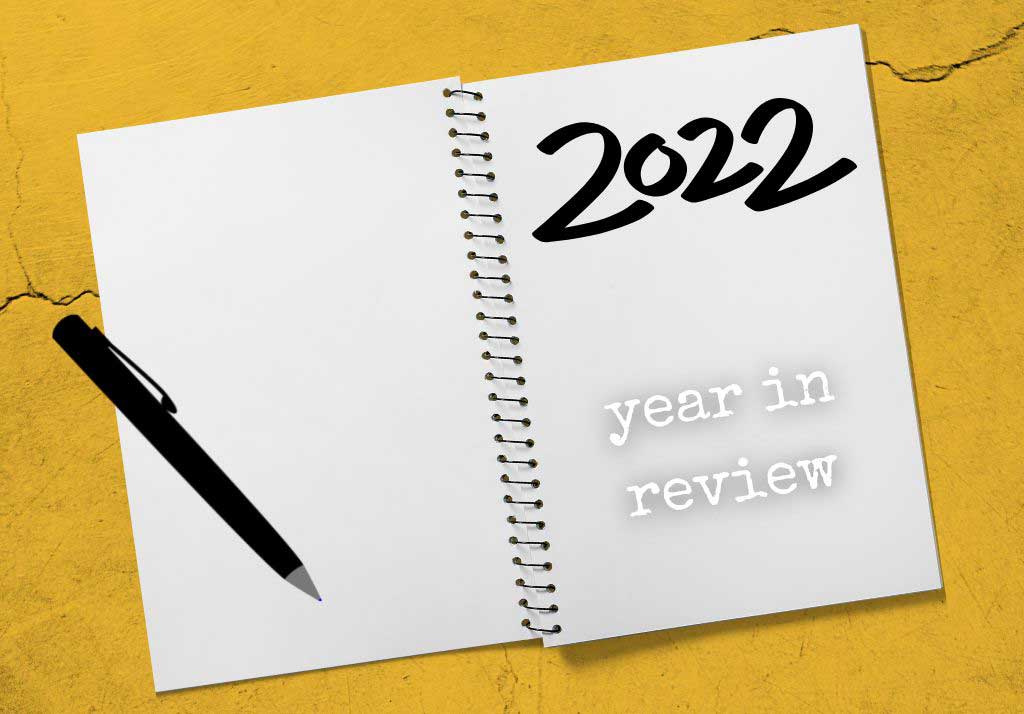 Digitale journal met pen en tekst '2022: year in review' als tekst