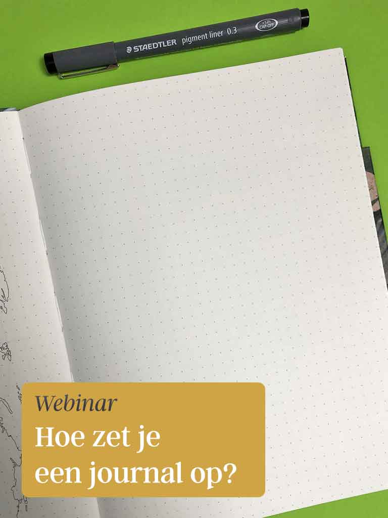 Blanco opengeslagen notitieboek met fineliner ernaast en tekst 'webinar: hoe zet je een journal op?'