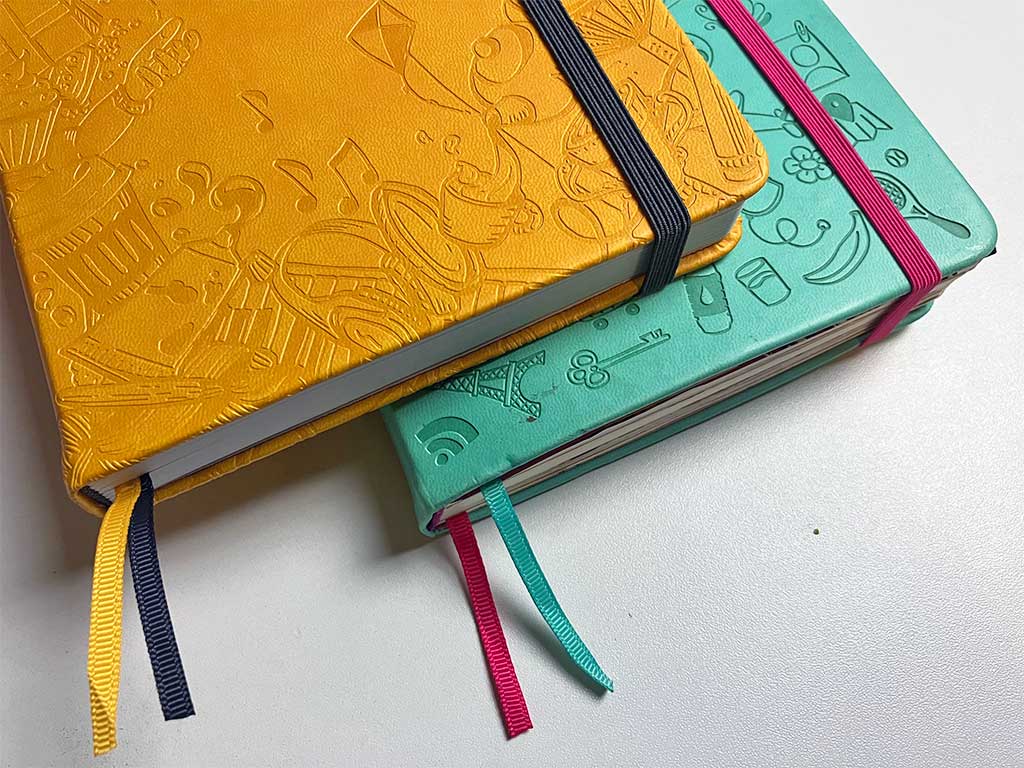 Elastiek en leeslintjes in Scribbles That Matter notitieboeken